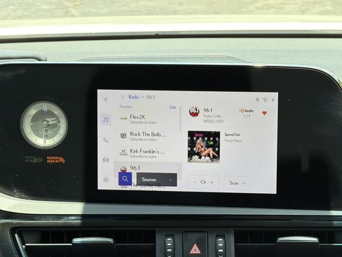 Used 2024 Lexus ES 350 w/ Premium Package FWD image 4