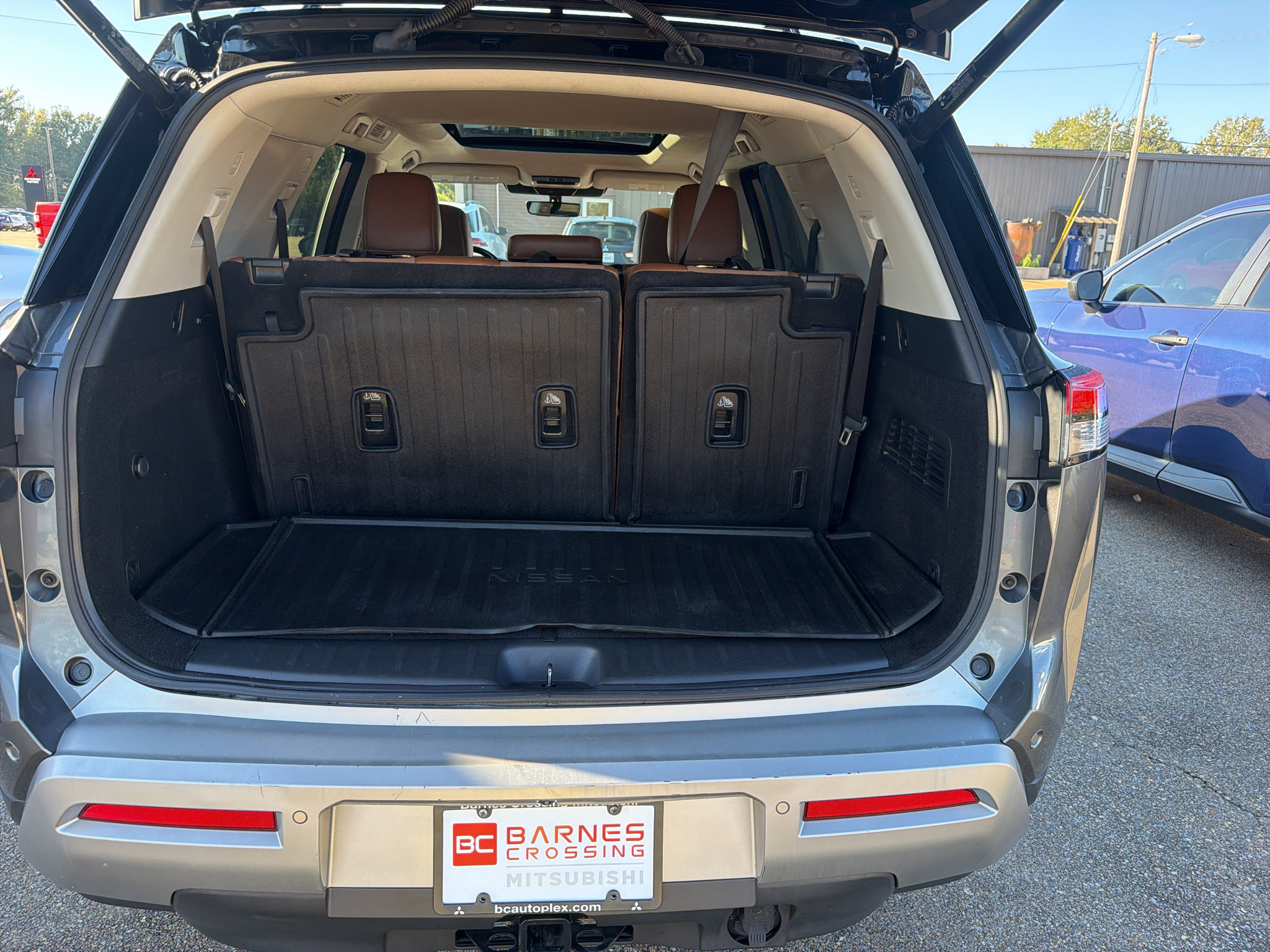 Used 2024 Nissan Pathfinder Platinum w/ Cargo Package FWD image 7