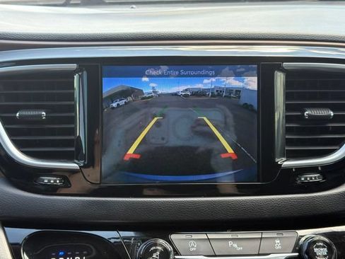 Used 2017 Chrysler Pacifica Touring-L Plus FWD image 26