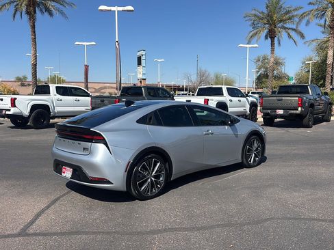 Used 2025 Toyota Prius XLE image 7