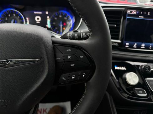 Used 2025 Chrysler Pacifica Limited image 34