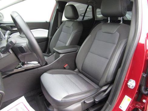 Used 2025 Chevrolet Trax LT w/ LT Convenience Package FWD image 17