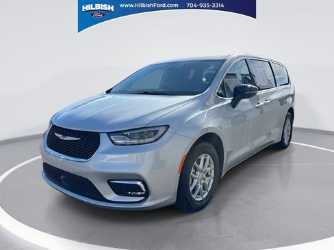 Used 2024 Chrysler Pacifica Touring-L image 1