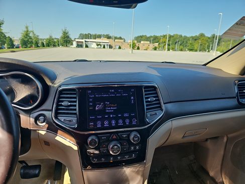 Used 2019 Jeep Grand Cherokee Overland AWD/4WD image 20