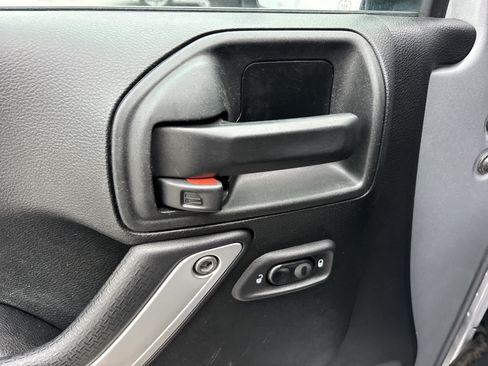 Used 2018 Jeep Wrangler Unlimited Sahara AWD/4WD image 19