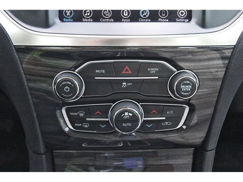 Used 2017 Chrysler 300 Limited image 28