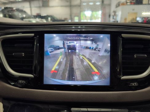 Used 2020 Chrysler Pacifica Touring-L Plus FWD image 13
