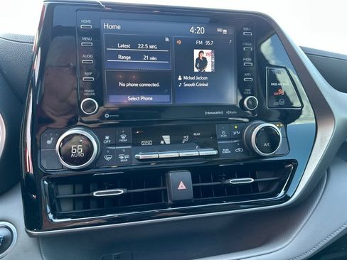 Used 2020 Toyota Highlander XLE FWD image 9