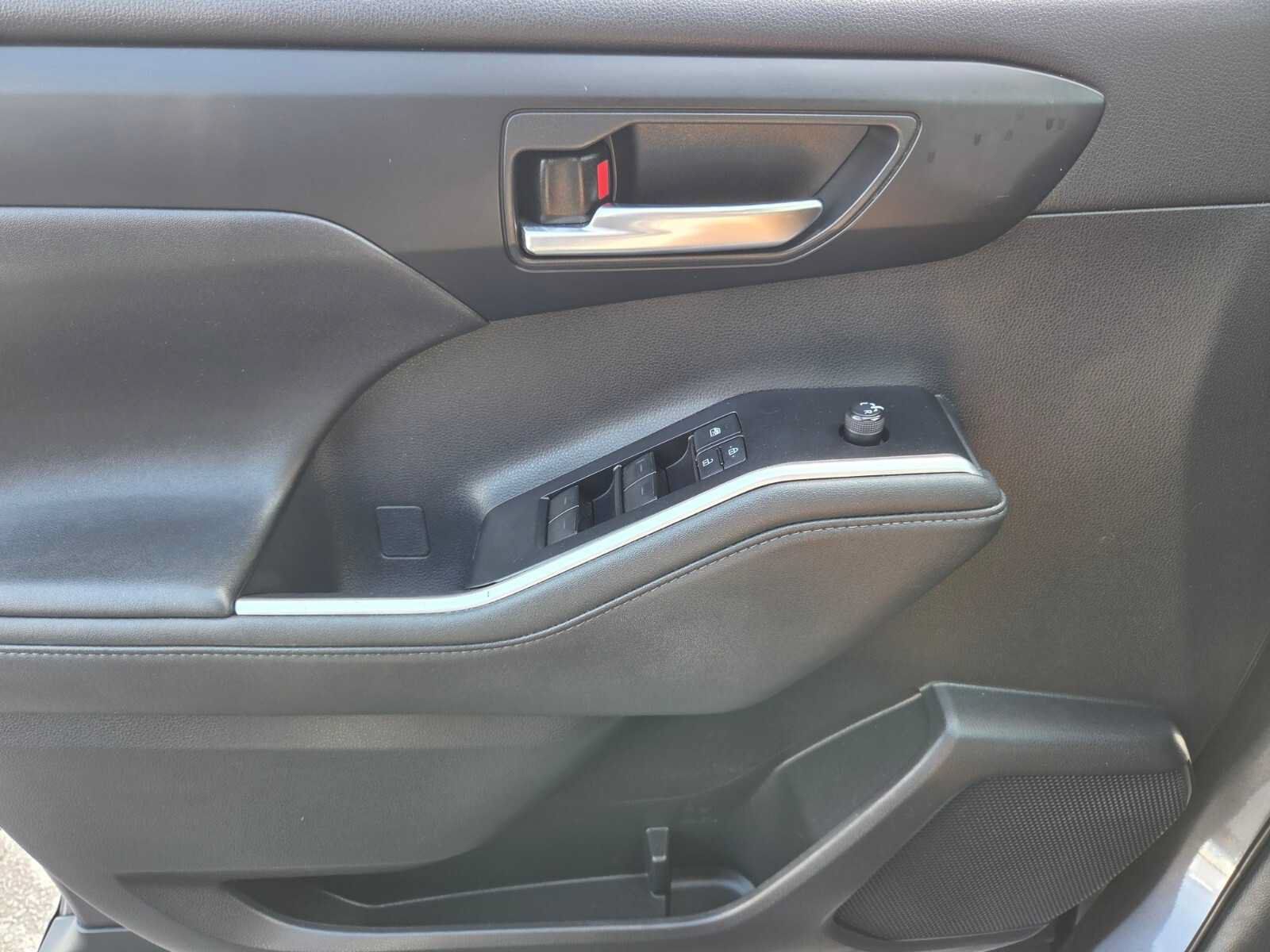 Used 2021 Toyota Highlander XLE FWD image 25