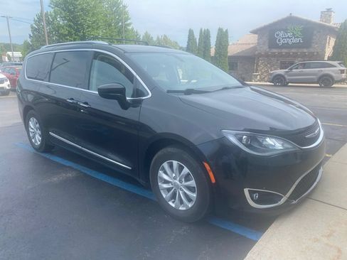 Used 2019 Chrysler Pacifica Touring-L FWD image 1