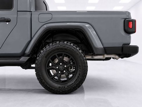 Used 2025 Jeep Gladiator Sport AWD/4WD image 9
