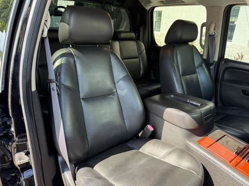 Used 2011 Chevrolet Avalanche LTZ AWD/4WD image 21