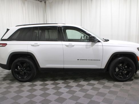 Used 2023 Jeep Grand Cherokee Limited w/ Black Appearance Package image 33