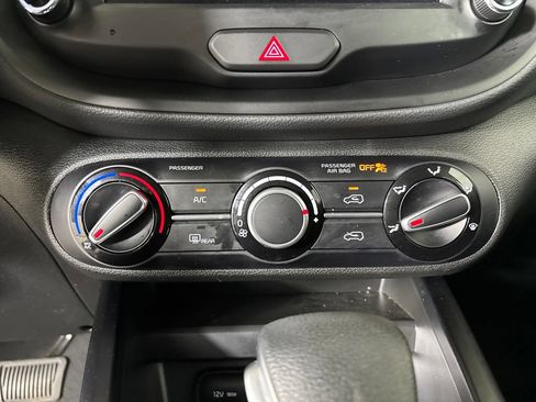 Used 2025 Kia Soul LX w/ LX Technology Package FWD image 19