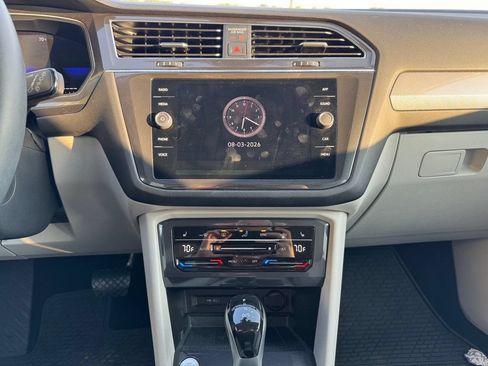 Used 2022 Volkswagen Tiguan SE AWD/4WD image 2