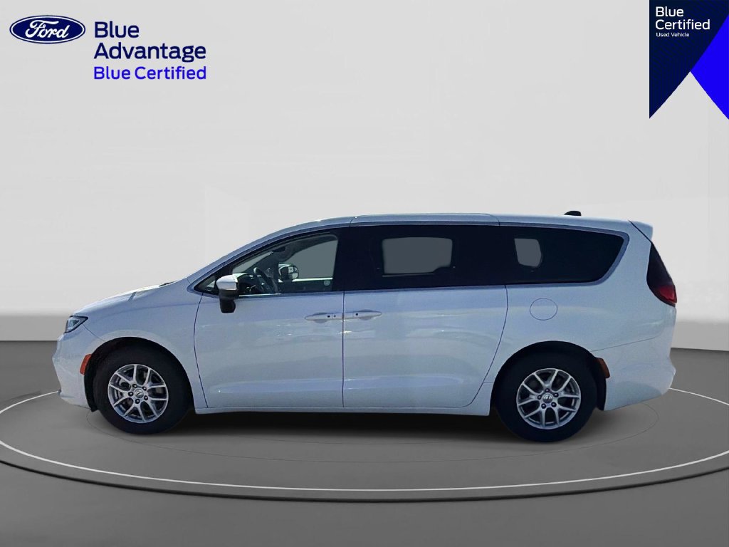 Used 2023 Chrysler Pacifica Touring-L FWD image 4