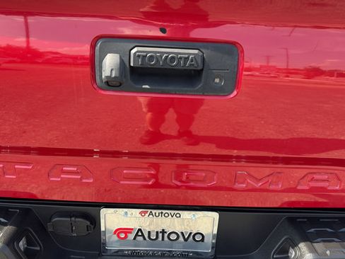 Used 2018 Toyota Tacoma Limited AWD/4WD image 31