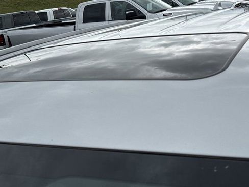 Used 2024 Toyota Highlander XLE AWD/4WD image 16