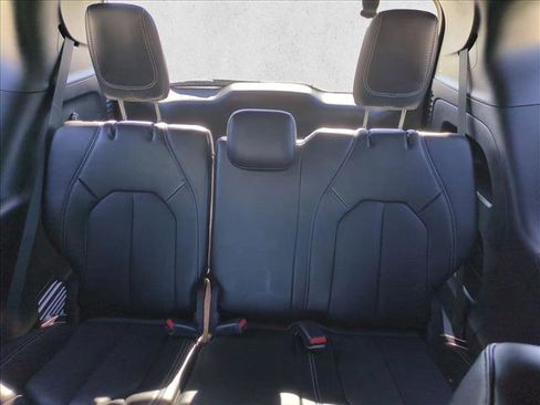 Used 2025 Chrysler Pacifica Select image 19