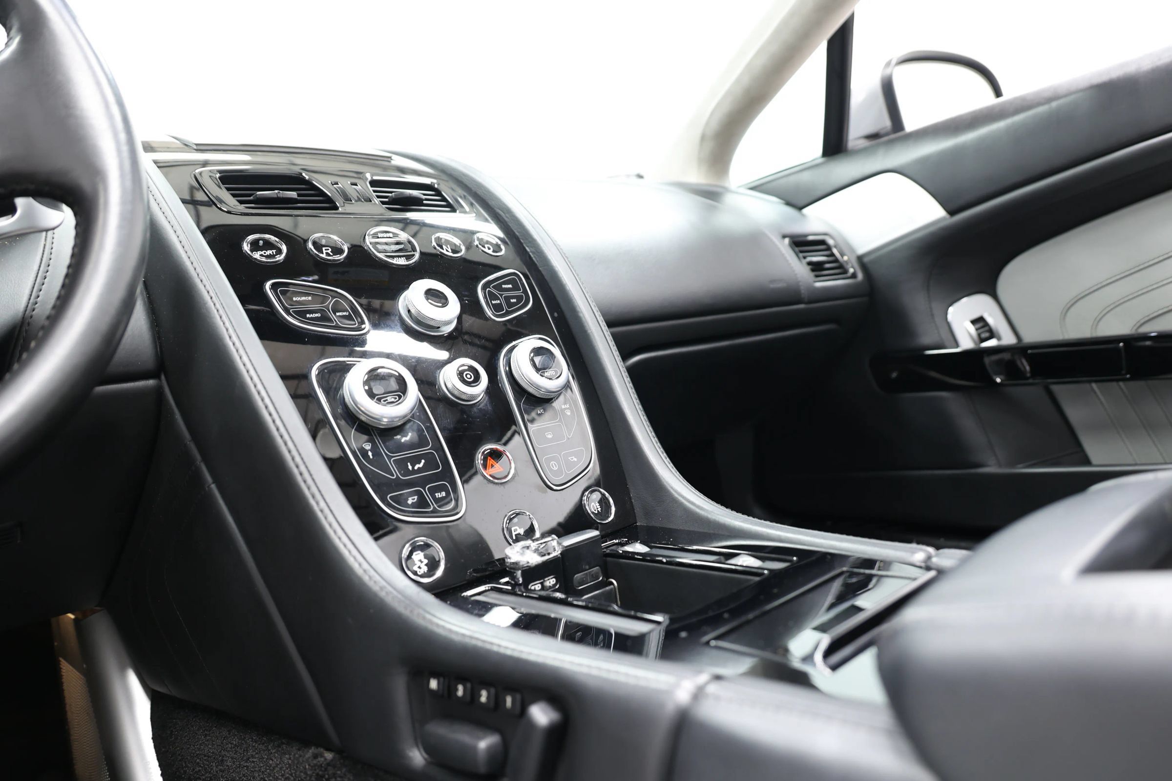 Used 2016 Aston Martin V8 Vantage S RWD image 29
