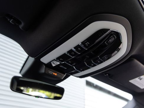 Certified 2025 Porsche Macan AWD/4WD image 19