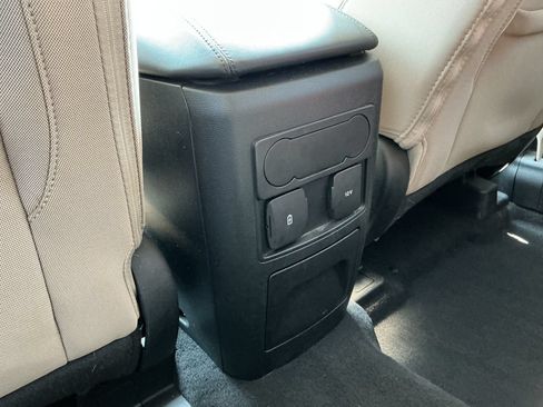 Used 2023 Ford Explorer XLT AWD/4WD image 30