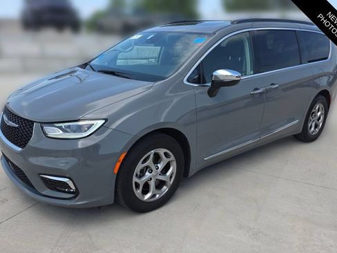 Used 2023 Chrysler Pacifica Limited FWD image 1
