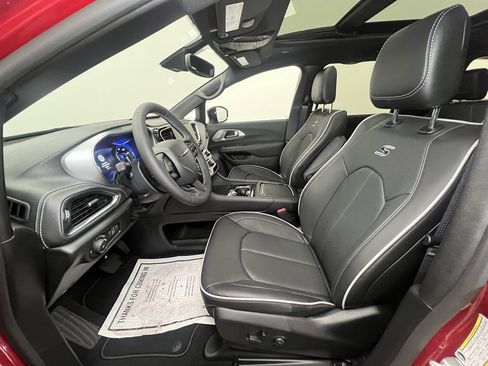 New 2026 Chrysler Pacifica Limited w/ S Appearance Package image 4