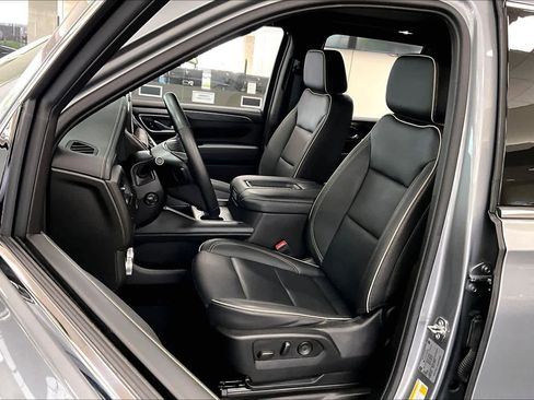 Used 2023 GMC Yukon SLT w/ SLT Premium Package RWD image 8
