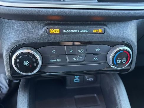 Used 2022 Ford Escape SE image 9