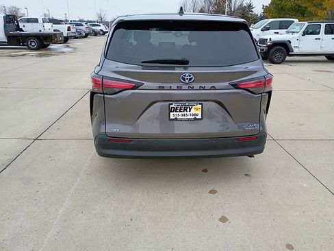 Used 2022 Toyota Sienna XLE image 11