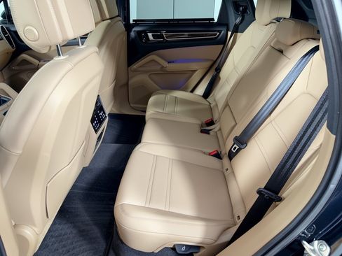 Certified 2023 Porsche Cayenne AWD/4WD image 25
