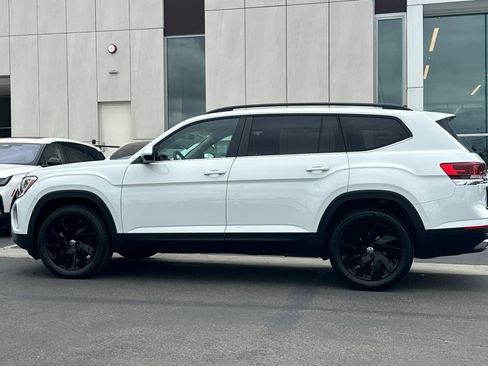 Used 2024 Volkswagen Atlas SE w/ Panoramic Sunroof Package FWD image 6