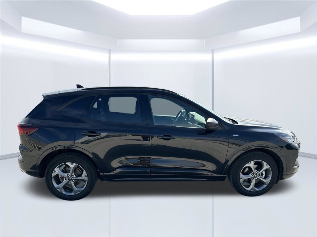 Used 2023 Ford Escape ST-Line w/ Tech Pack #1 AWD/4WD image 2