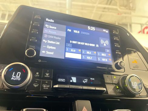 Used 2020 Toyota Highlander XLE image 27