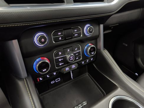 Used 2022 GMC Yukon SLT w/ SLT Premium Package image 13