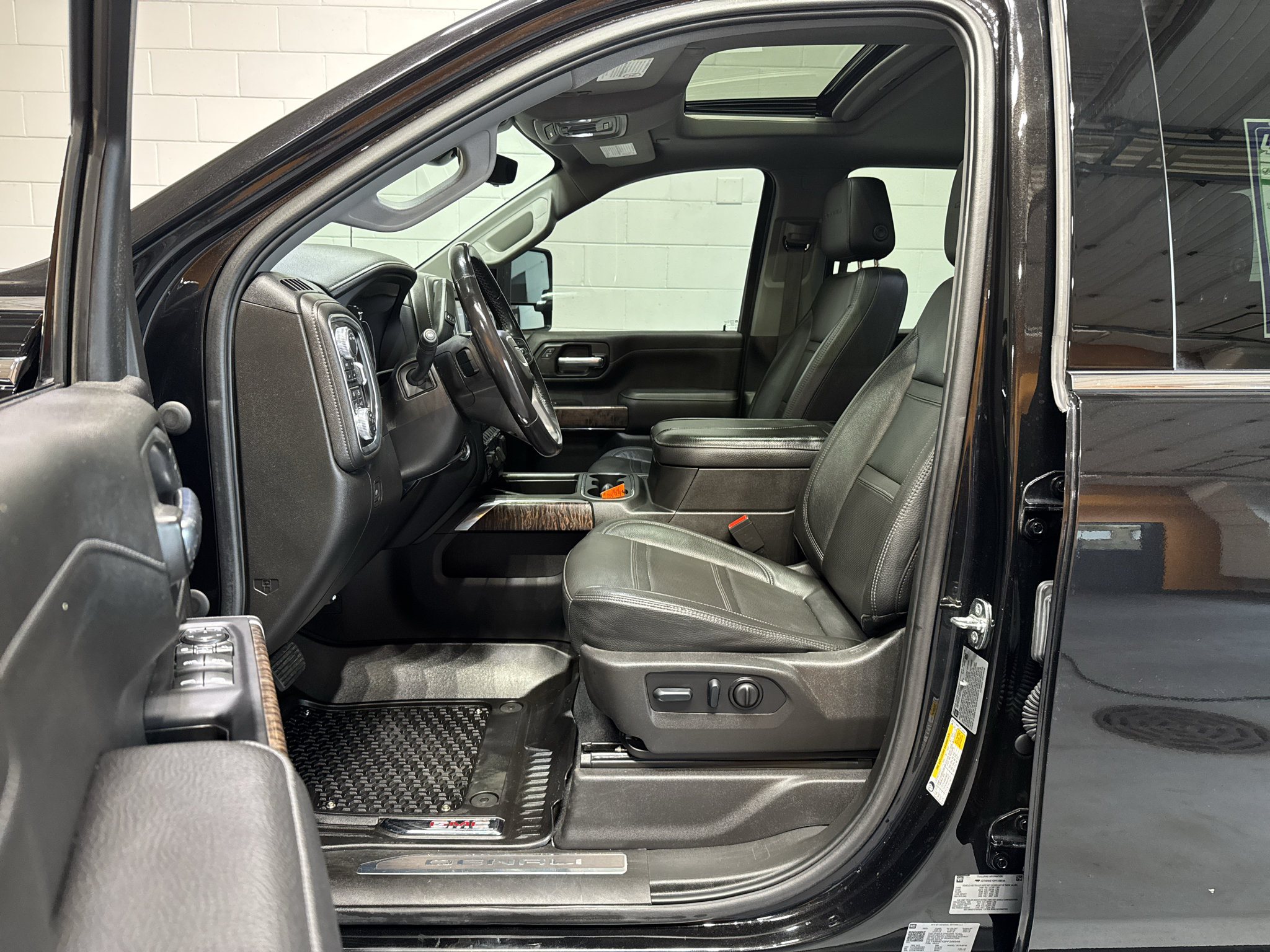 Used 2023 GMC Sierra 3500 Denali w/ Denali Black Diamond Edition AWD/4WD image 19