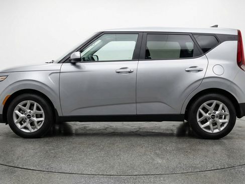 Used 2025 Kia Soul LX w/ LX Technology Package FWD image 5