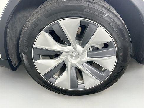 Used 2024 Tesla Model Y Long Range AWD/4WD image 11