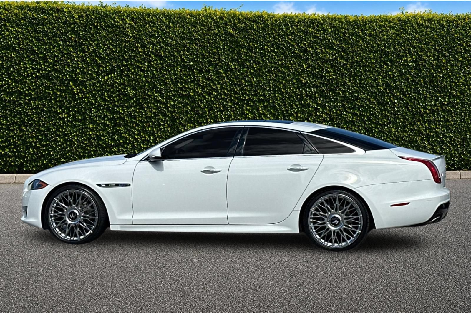 Used 2016 Jaguar XJ R-Sport RWD image 7