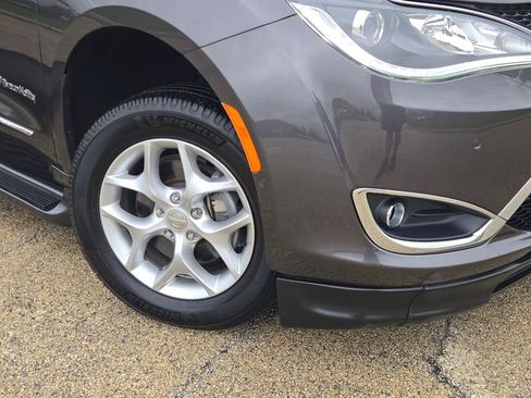 Used 2020 Chrysler Pacifica Limited w/ Advanced Safetytec Group FWD image 3