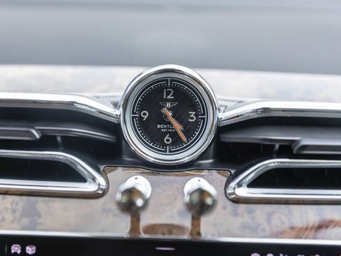 Used 2021 Bentley Bentayga AWD/4WD image 37