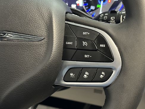 Used 2023 Chrysler Pacifica Touring-L FWD image 28