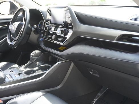 Used 2022 Toyota Highlander XLE image 17