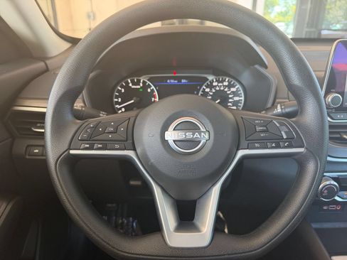 Used 2025 Nissan Altima 2.5 SV FWD image 25