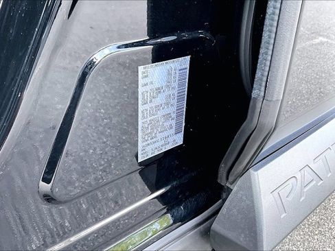 Used 2025 Nissan Pathfinder SL FWD image 16