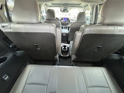 Certified 2023 Toyota Highlander XLE image 17