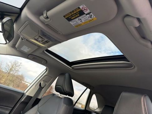 Used 2022 Toyota RAV4 XLE Premium image 14