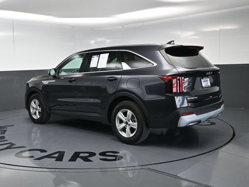 Used 2025 Kia Sorento LX FWD image 7