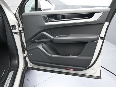 Certified 2026 Porsche Cayenne E-Hybrid AWD/4WD image 30